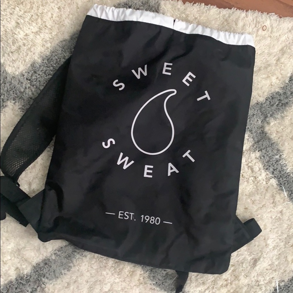 Sweet sweat black and white drawstring bag